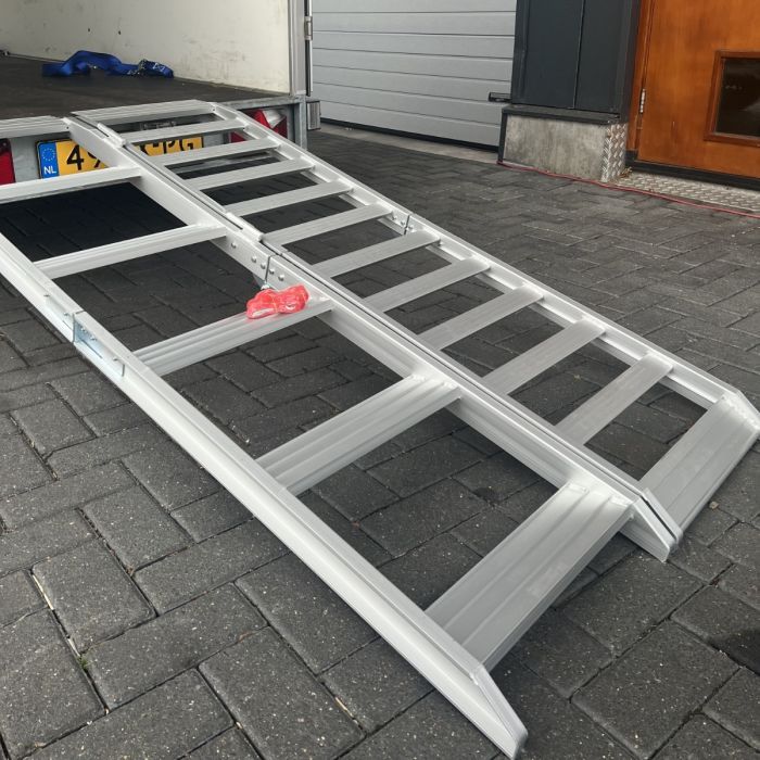 Extra breite Auffahrrampe mit Treppe